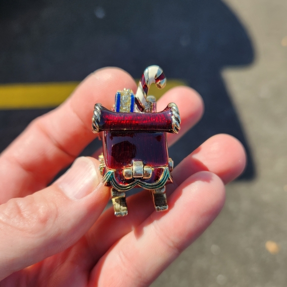 Vintage Monet Christmas Sleigh Trinket Box - Picture 5 of 12